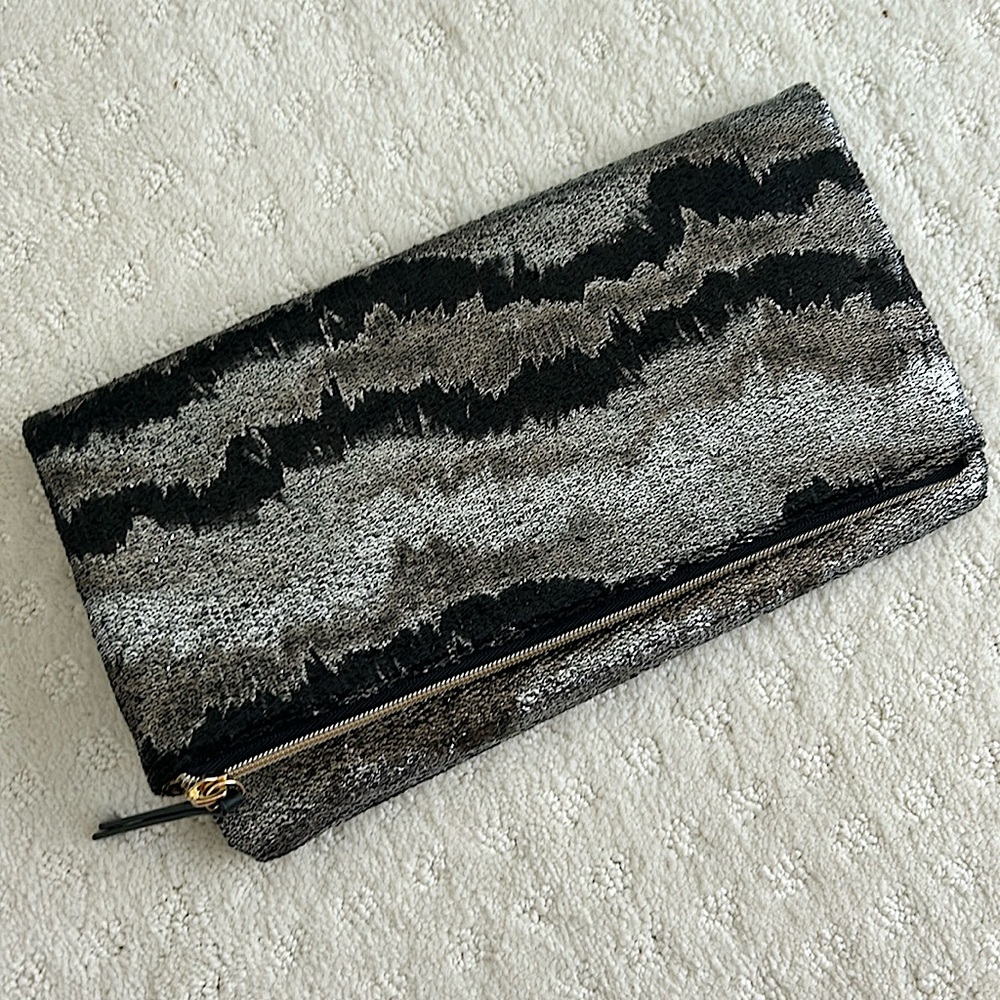 Magnetic closure clutch